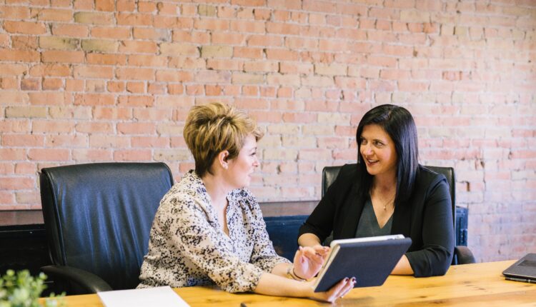 trabajo en relación de dependencia; hace referencia al trabajo en blanco