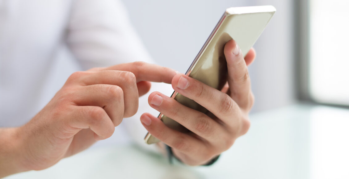 persona usando las redes sociales desde un móvil