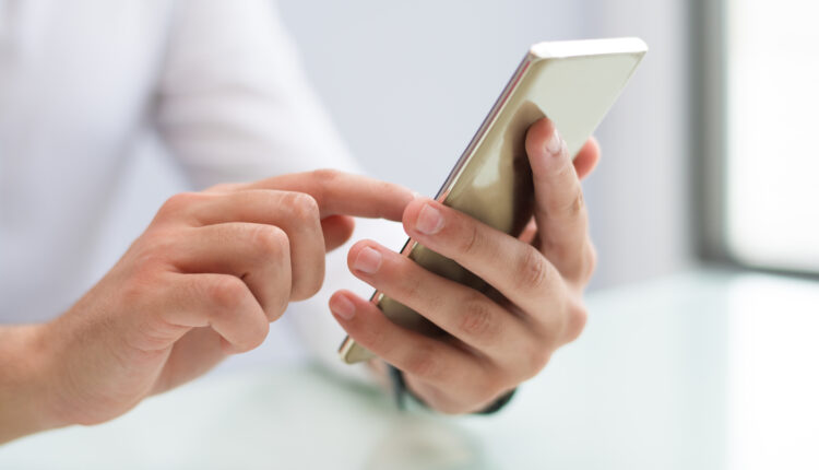 persona usando las redes sociales desde un móvil