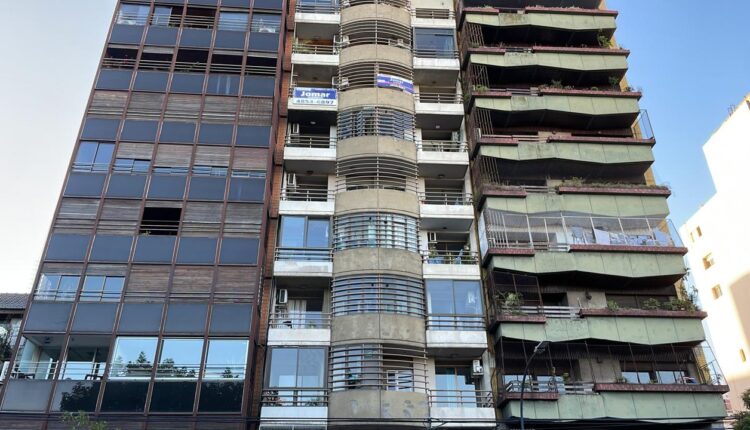 foto tomada de edificio desde ángulo contrapicado; imagen ilustrativa para bienes inmuebles