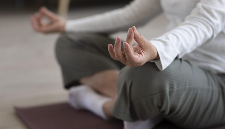 persona meditando; Mindfulness; etc.